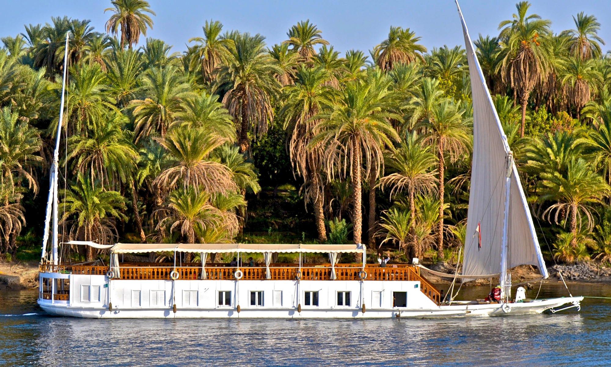 Dahabiya vs. Standard Nile Cruise: Which Boat is Right for You?